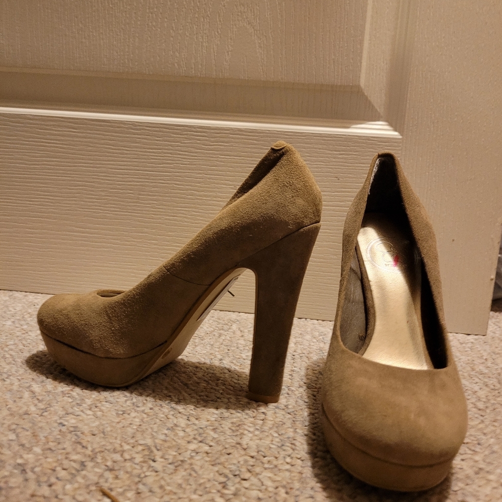 5 1/2 Jessica Simpson taupe suede platform heels